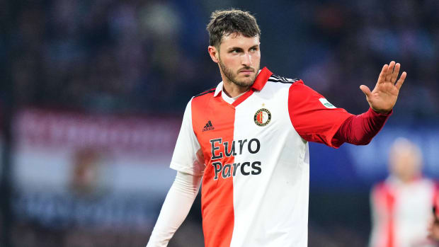 Santiago Giménez en partido con el Feyenoord